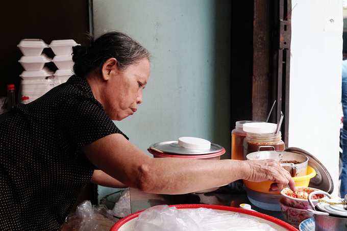 Hàng ăn nhỏ quán ăn gốc Quảng Nam của bà Phan Thị Sáu giữa lòng Sài Gòn