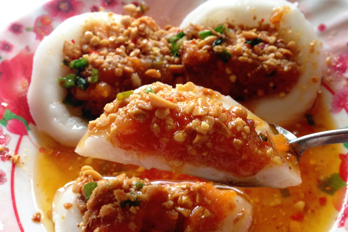 Bánh tráng và bánh ướt được bà Sáu mua từ chính tay những đồng hương làm tại Sài Gòn. Phần quan trọng nhất là nước mắm nêm. Bà Sáu cho biết phải nhập từ quê vào bởi "không đâu có nguyên liệu và tay nghề làm mắm ngon hơn xứ Quảng".  Anh Phong (sống ở quận 7) cho biết, vị mắm nêm có hơi mặn so với khẩu vị thường ngày của anh. "Tôi vẫn thường xuyên ghé quán mỗi khi thấy thèm bánh bèo. Dù vị mắm nếm hơi mặn nhưng bánh và nhân thì lại làm rất khéo", anh Phong nhận xét.