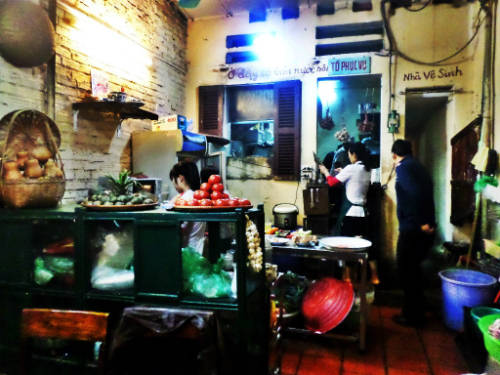 Khu vực bếp nấu thơm lừng món ngon Hà Nội