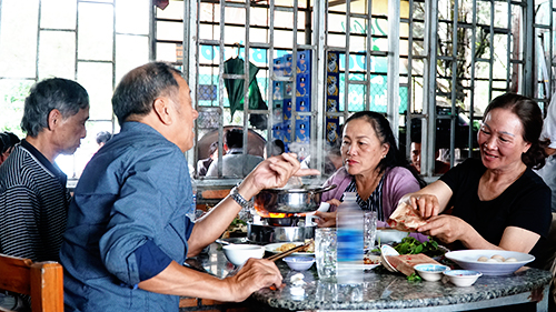 Quán Dã Chiến Đà Lạt thiết kế giản dị với bàn ghế cao tiện lợi