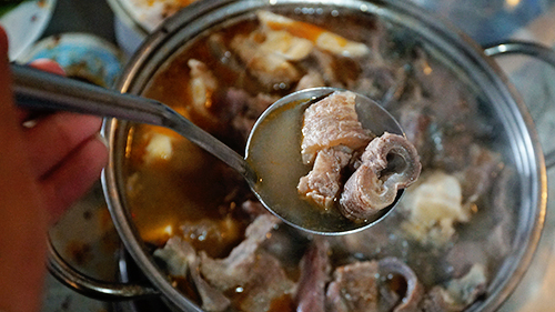 Nồi lẩu đầy thịt tại Quán Dã Chiến Đà Lạt