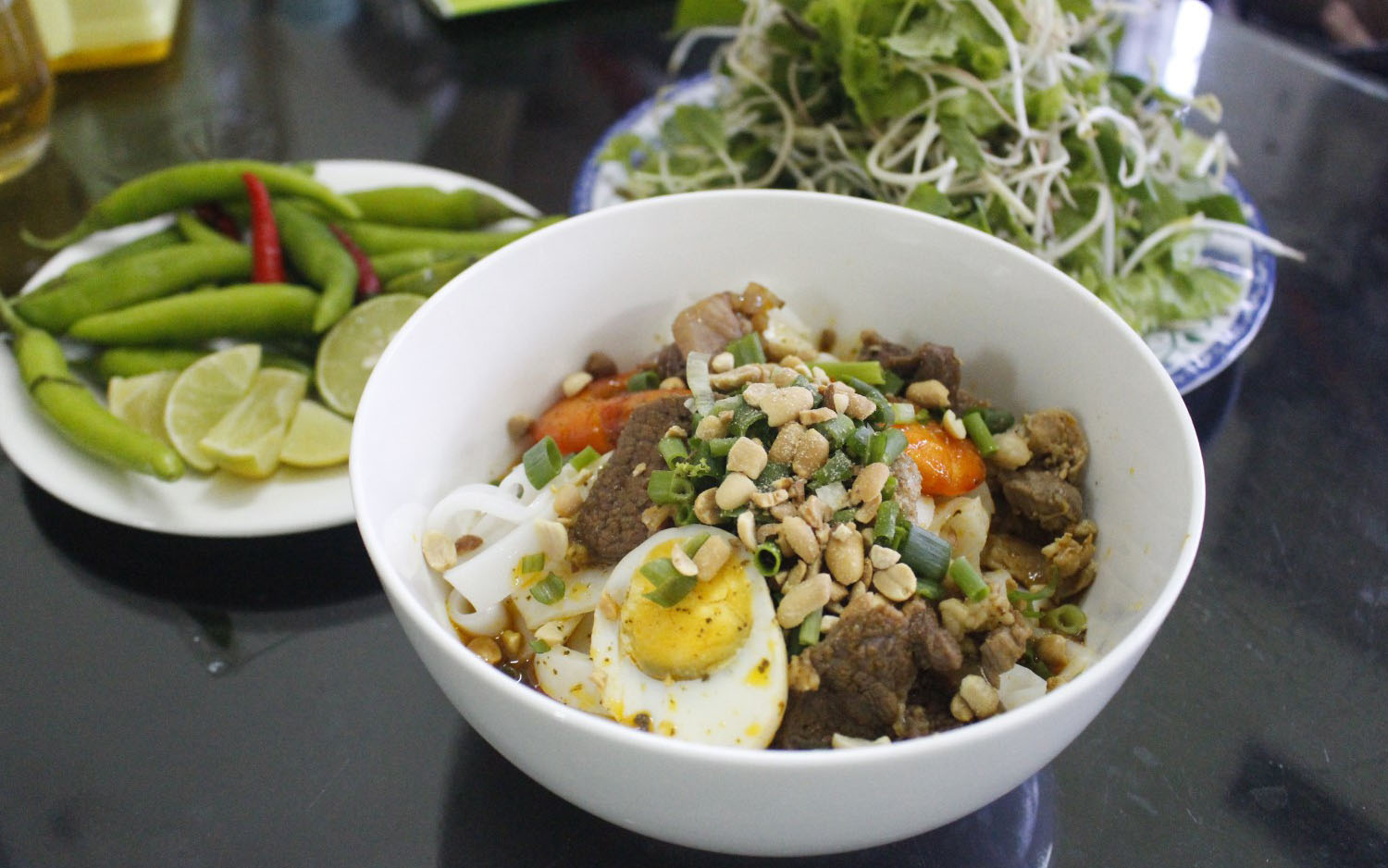 Tô mì quảng thơm ngon tại quán Bà Vị