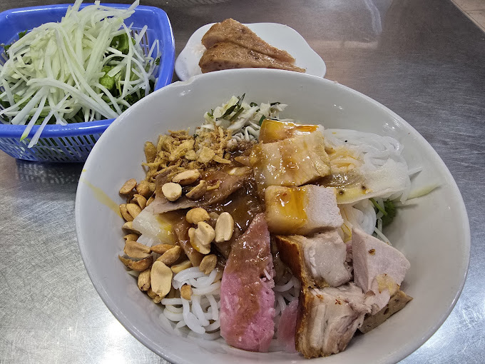 Tô bún mắm nêm đậm đà hương vị miền Trung tại quán ăn ngon Đà Nẵng