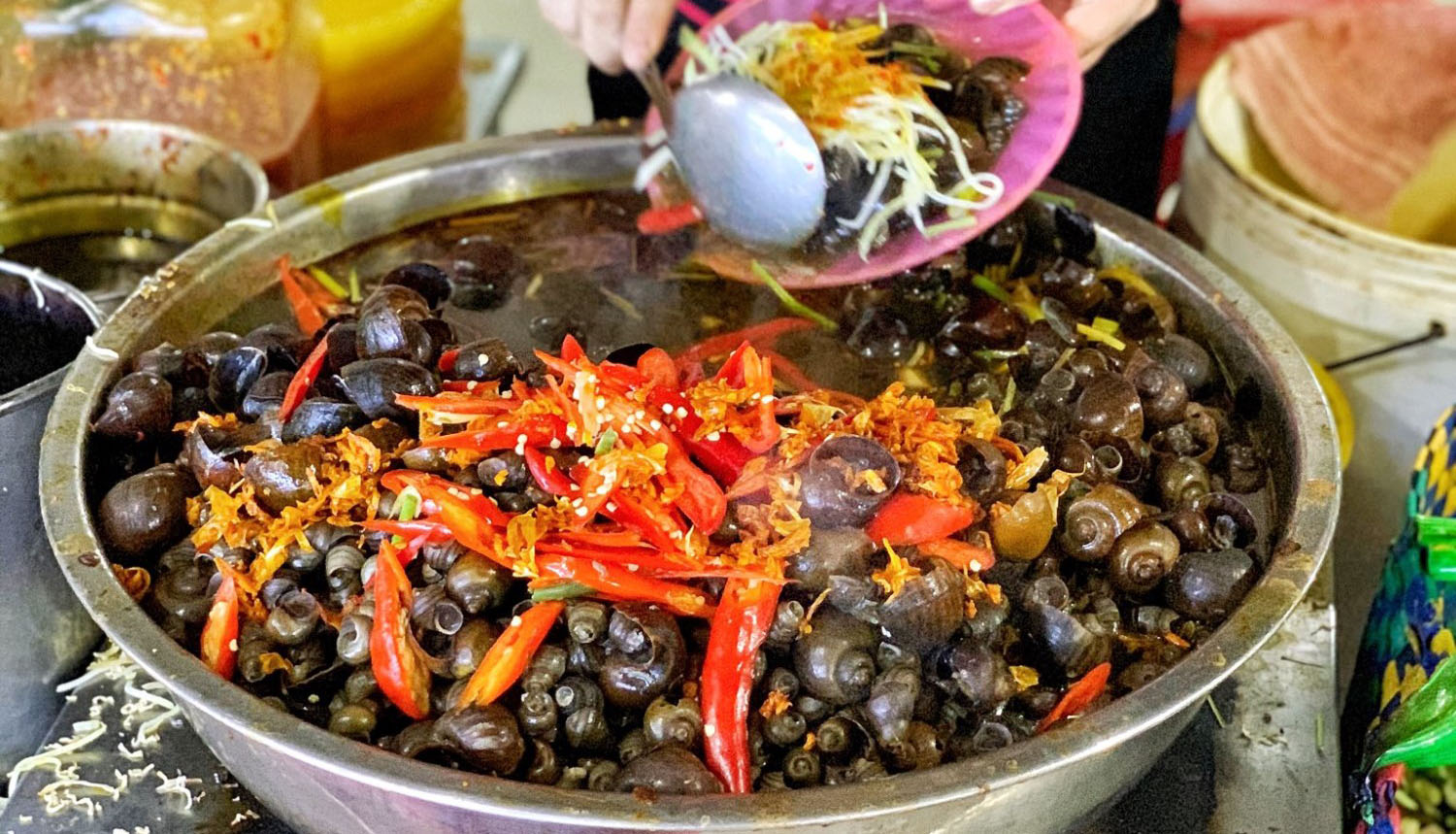 Quán ốc hút cô Luận tại chợ Bắc Mỹ An