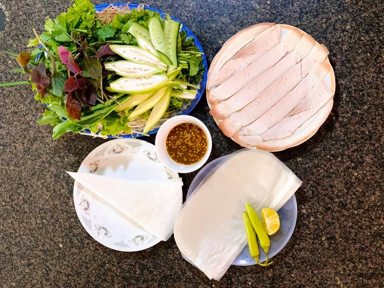 Ảnh: Fb Quán Mậu - Đặc Sản Đà Nẵng Bánh Tráng Cuốn Thịt Heo Hai Đầu Da