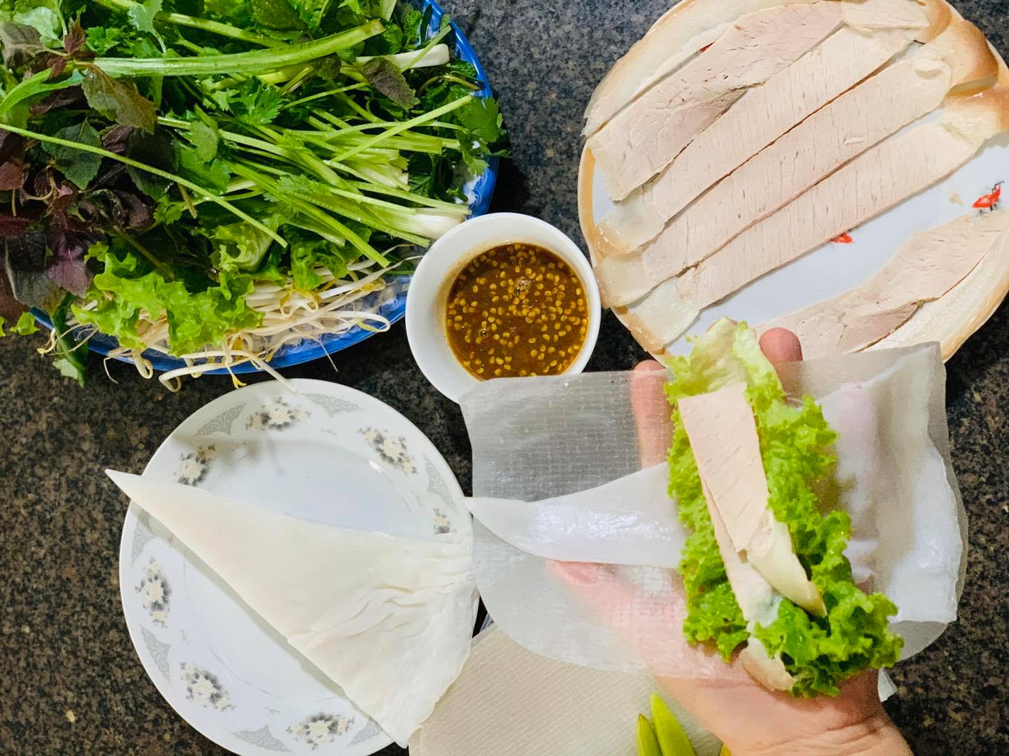 Ảnh: Fb Quán Mậu - Đặc Sản Đà Nẵng Bánh Tráng Cuốn Thịt Heo Hai Đầu Da