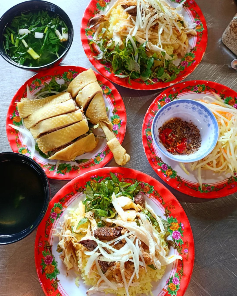 Cơm gà bà Buội. Ảnh: @banglam1227