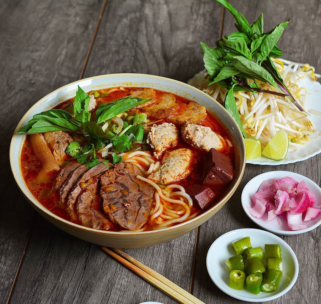 Tô bún bò đầy đặn tại quán ăn ngon Nha Trang