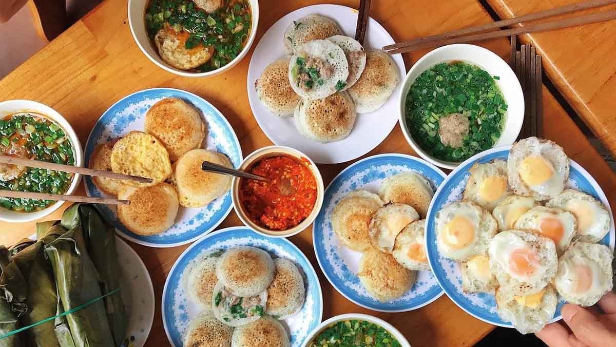 Bánh căn nóng hổi đổ khuôn đất nung tại Nha Trang