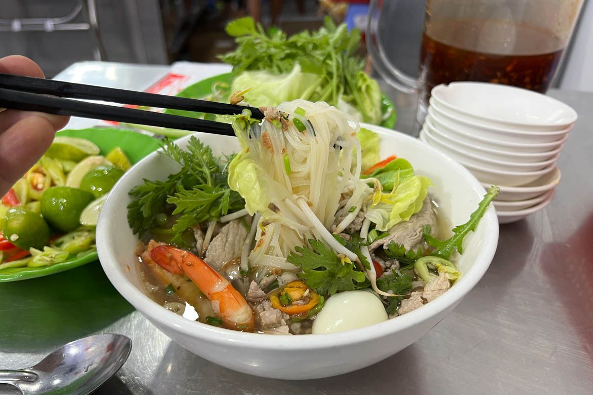 Hủ tiếu khô trộn xốt đậm vị