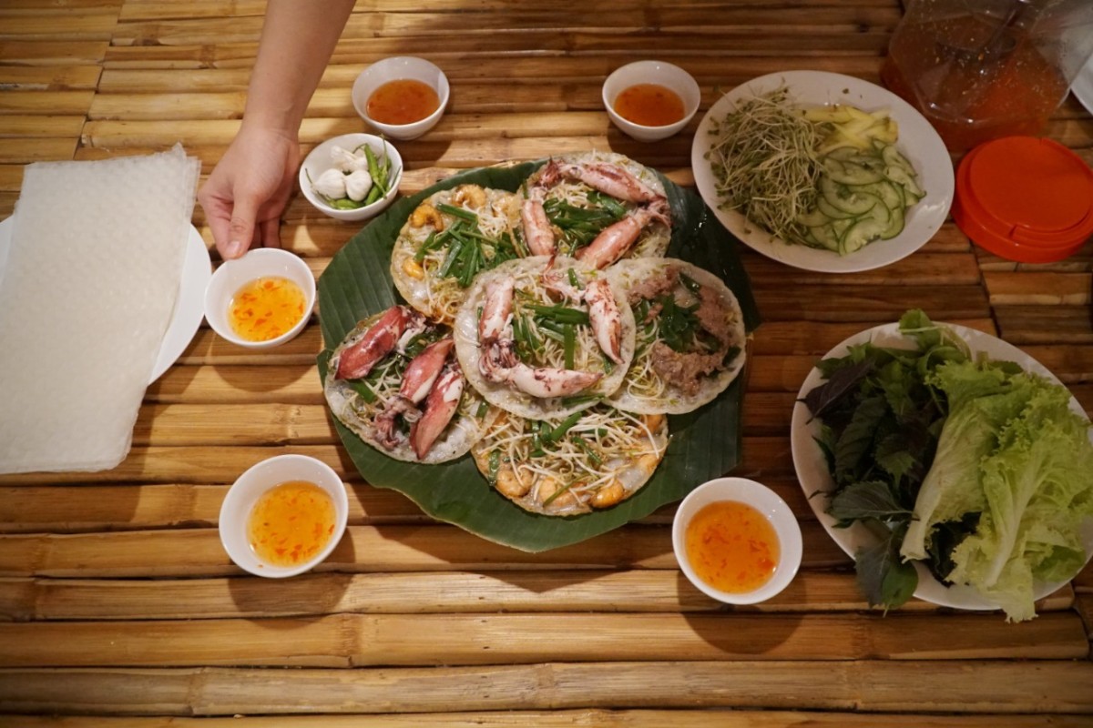 Đổ bánh xèo mực tại quán ăn ngon Nha Trang