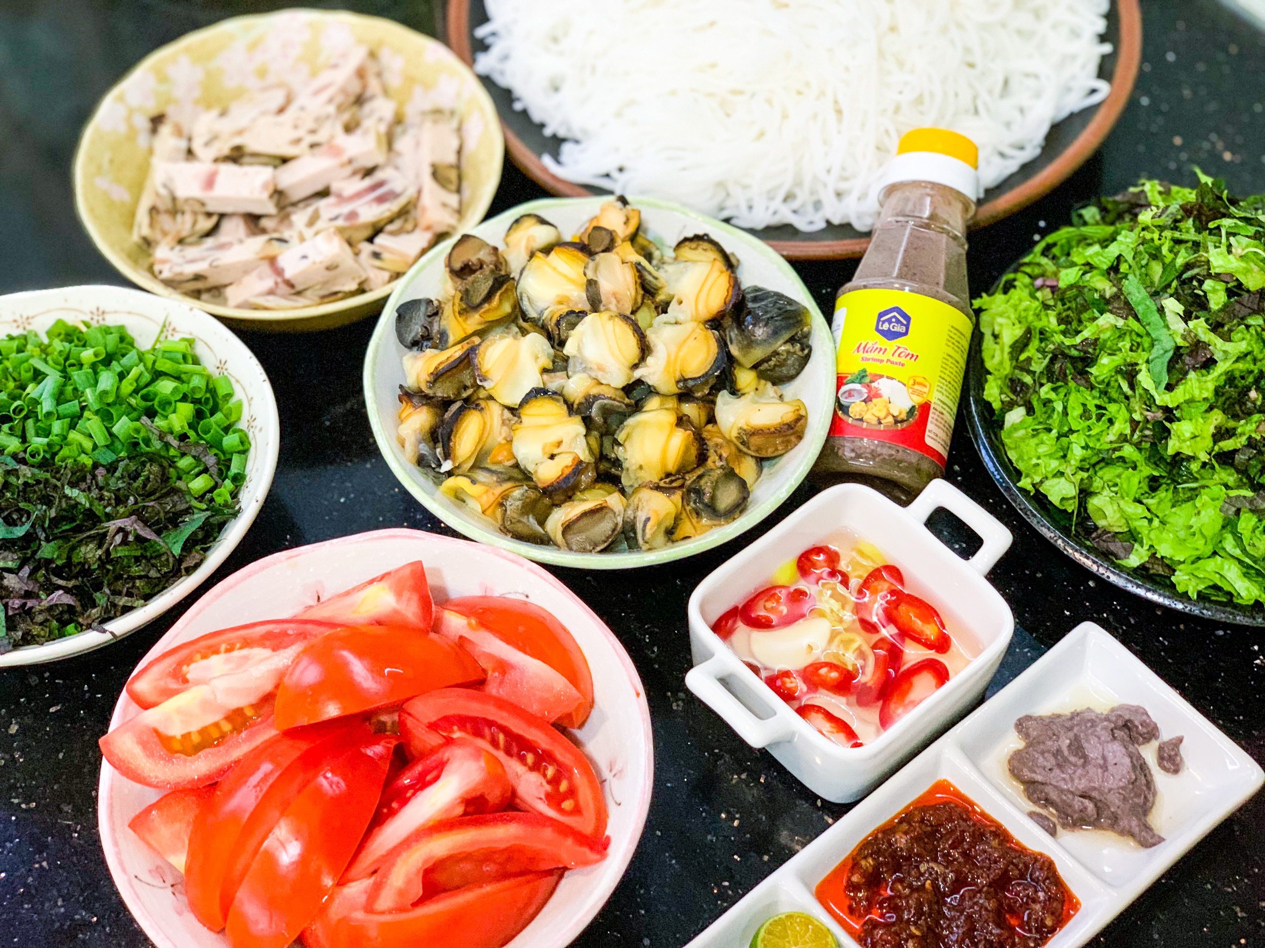 Tô bún ốc nóng hổi mộc mạc