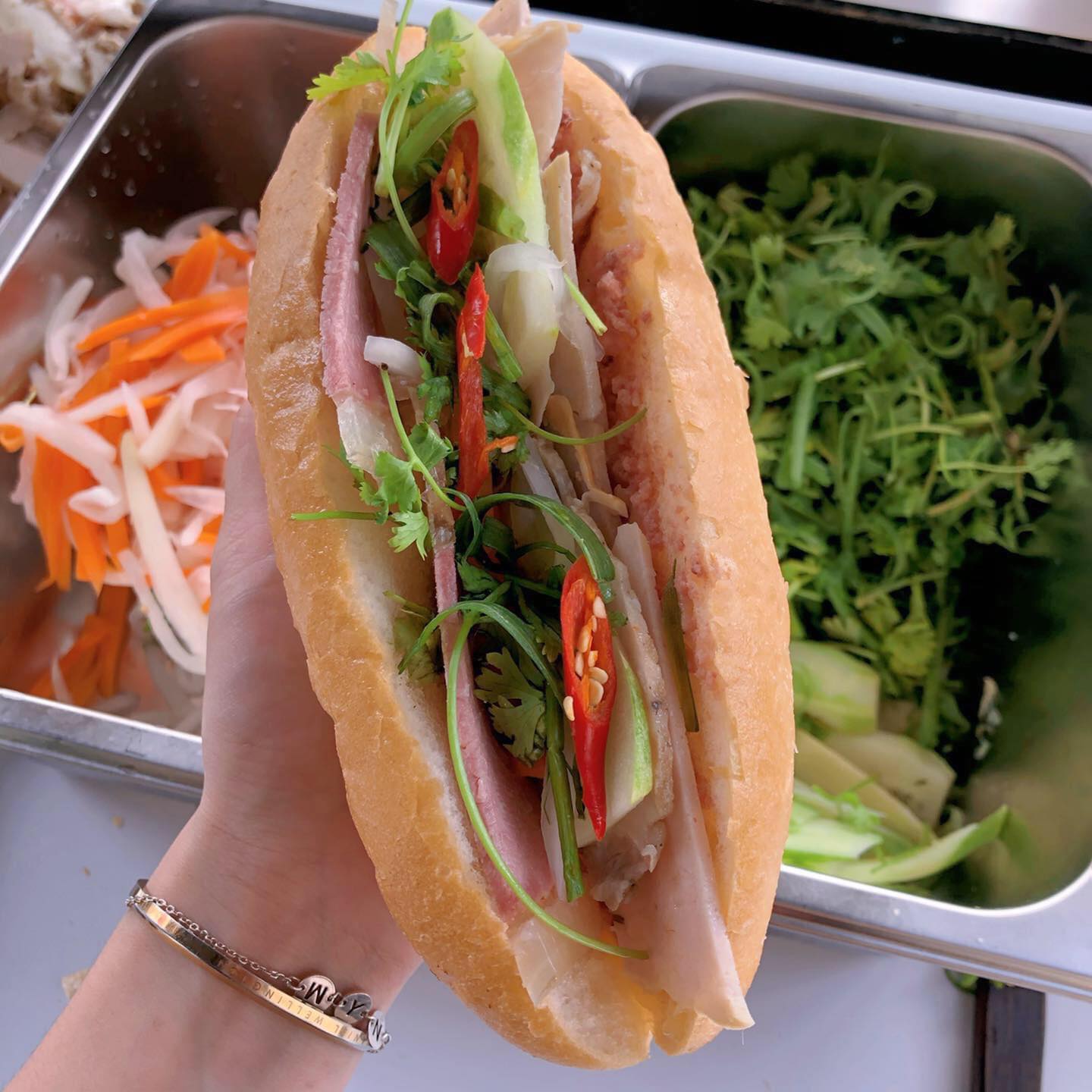 Bánh mì giòn rụm kẹp nhân đầy đặn