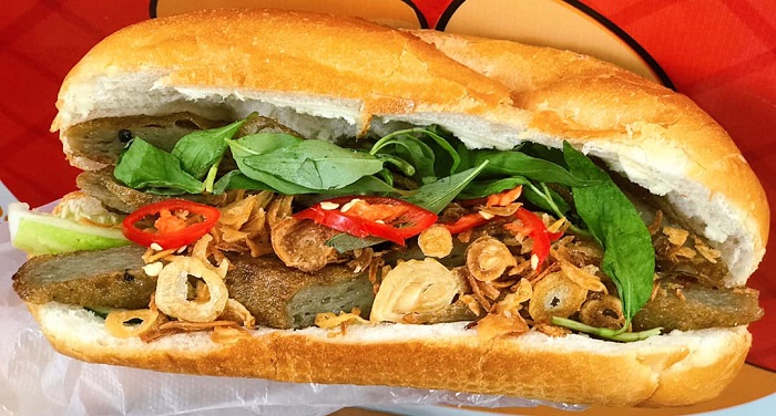Bánh mì chả cá Nha Trang thơm ngon giòn rụm