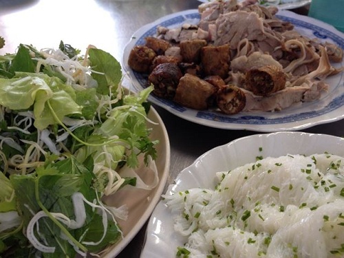 Bánh hỏi được làm từ bột gạo ăn kèm lòng heo và nước chấm chua cay