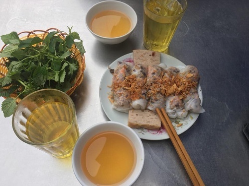 Bánh cuốn tráng nóng ăn kèm với nước chấm chua ngọt ở quán ăn ngon trên đường Hà Nội đi Làng Sen.