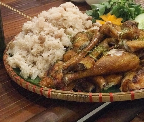 Nhiều món ăn được trình bày đẹp mắt trong mẹt tre bọc lá chuối tại quán ăn ngon trên đường Hà Nội đi Làng Sen.