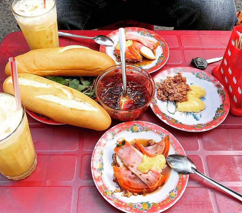 Bánh mì ăn cùng chả bò, thịt nguội, pate và bơ