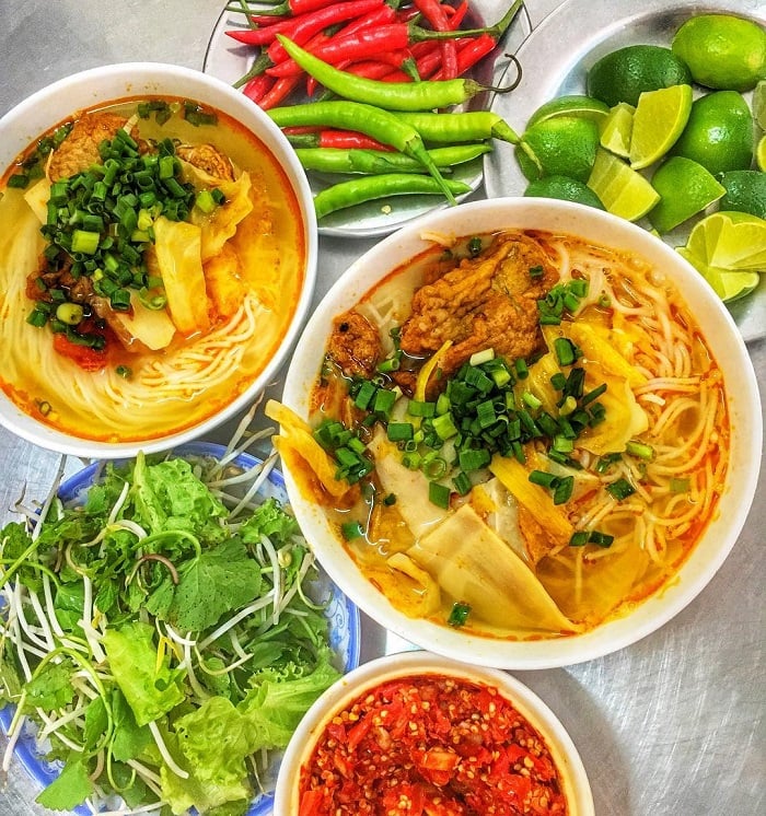 Bún có nước dùng thơm ngon, kết hợp cùng chả cá mềm ngọt