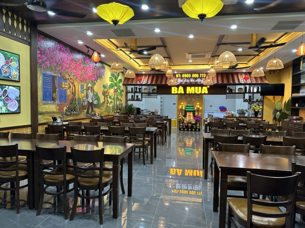 Không gian rộng rãi, thoáng mát của Mì Quảng Bà Mua