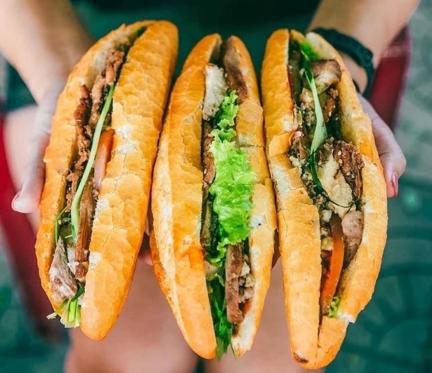 Ổ bánh mì đầy đặn, thơm phức của Bánh mì heo quay Chị Lành