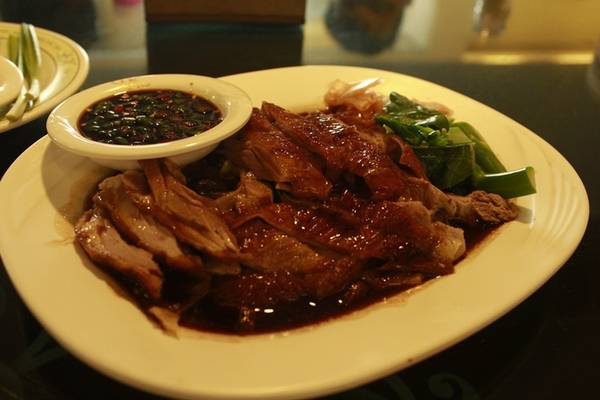 Vịt quay Leng Kee Pattaya ăn kèm gừng chua