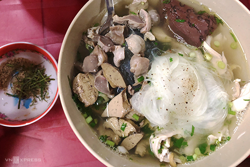 Suất miến lòng gà xé giá 150.000 đồng