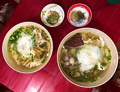 Không gian quán miến lòng gà xé thơm nức mùi nước dùng