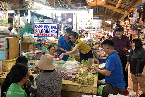 Góc hàng bánh bèo chợ Bến Thành của bà Ánh luôn tấp nập thực khách