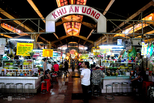 Khu ăn uống bên trong chợ Bến Thành nổi tiếng với bánh bèo và món ăn vặt