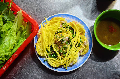 Dĩa bánh căn luôn hấp dẫn thực khách với mùi thơm đặc trưng và màu sắc bắt mắt. Ảnh: Phong Vinh.