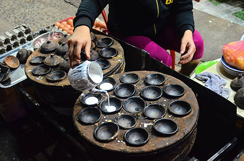 Thực khách đến quán sẽ có cơ hội ngồi cạnh bên một dãy các bếp lò và quan sát chủ quán đổ bánh tại chỗ. Ảnh: Phong Vinh