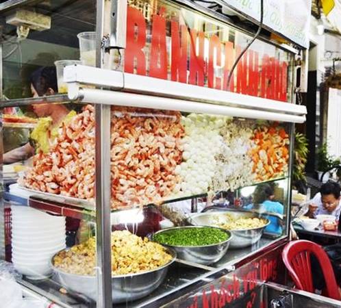 Tủ kính đựng nguyên liệu tươi ngon cho bánh canh cua Sài Gòn. Ảnh: Lê Nga.