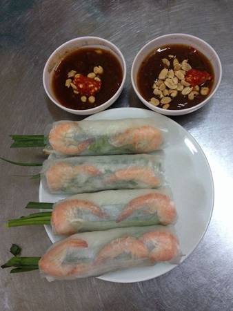 Gỏi cuốn giá 8.000 đồng kèm bánh canh cua Sài Gòn. Ảnh: diadiemanuong.