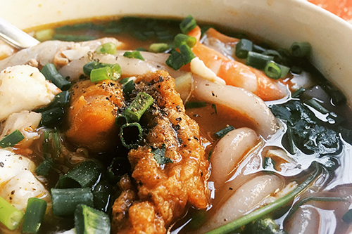 Những miếng chả cả mềm mịn. Ảnh: Di Vỹ.