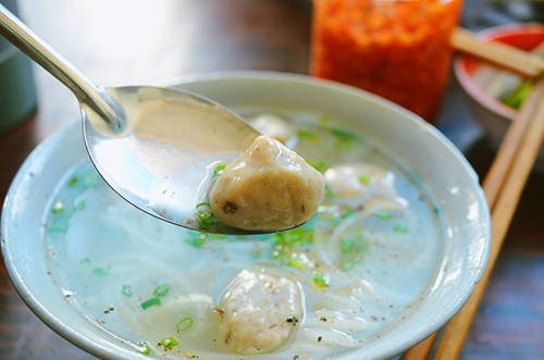 Miếng chả cá Nha Trang thơm dai là điểm nhấn của món ăn này