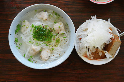 Tô bánh canh thơm ngon hấp dẫn nhiều thực khách khi đến Nha Trang. Ảnh: Phong Vinh.