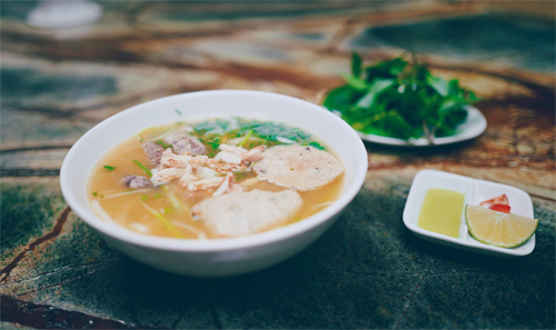 Quán bánh canh ghẹ trong biệt thự Pháp cổ ở Hà Nội