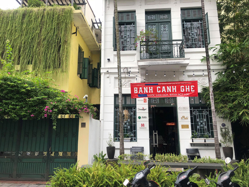 Quán bố trí trong một ngôi nhà có kiến trúc đẹp thu hút thực khách.