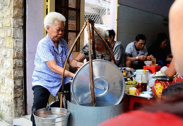 Quán có nhiều loại thịt ăn kèm như giò nạc, giò móng, giò gân, giò lớn, giò nhỏ,… Sau khi có chỗ và gọi món, không ít lâu sau, tô bánh canh nóng hổi cùng chén nước mắm ăn kèm sẽ được bưng đến tận nơi. Tuy có lúc nhân viên lớn tiếng để hối thúc người múc bánh, nhưng khi giao tiếp với thực khách thì rất ân cần và chu đáo.