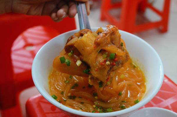 Sợi bánh canh sau khi ngậm đủ nước dùng có mùi thơm, mềm và dai. Nước dùng thơm và béo. Giò heo được xử lý kỹ nên giòn và mềm. Khi ăn, bạn chấm thêm ít nước mắm ớt cay để tăng thêm mùi vị. Giá cho một phần ăn dao động trong khoảng 25.000 đến 40.000 đồng, rẻ nhất là tô bánh canh giò.