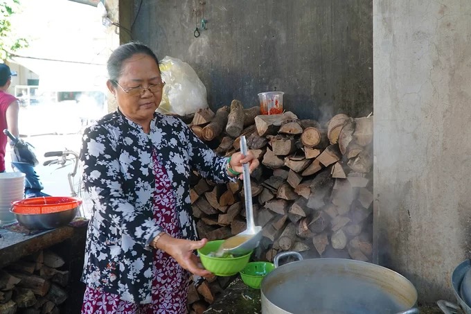 Quán bánh canh lò rèn Tri Tôn của cô Năm Hải