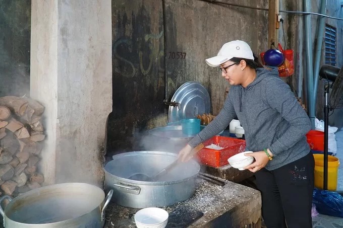 Bánh canh lò rèn Tri Tôn do con gái cô Năm Hải tiếp quản