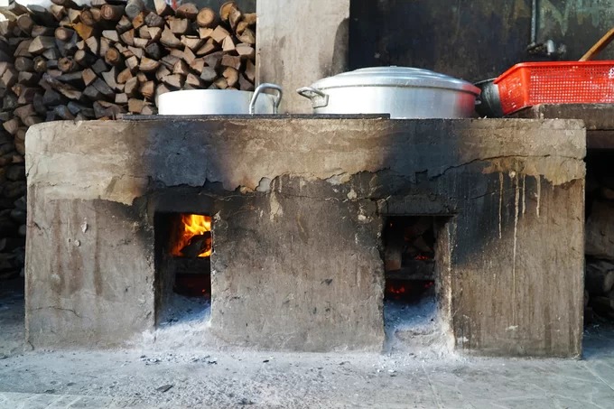 Lò nấu bánh canh lò rèn Tri Tôn luôn đỏ lửa