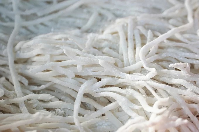 Sợi bánh canh lò rèn Tri Tôn tự làm từ gạo sóc