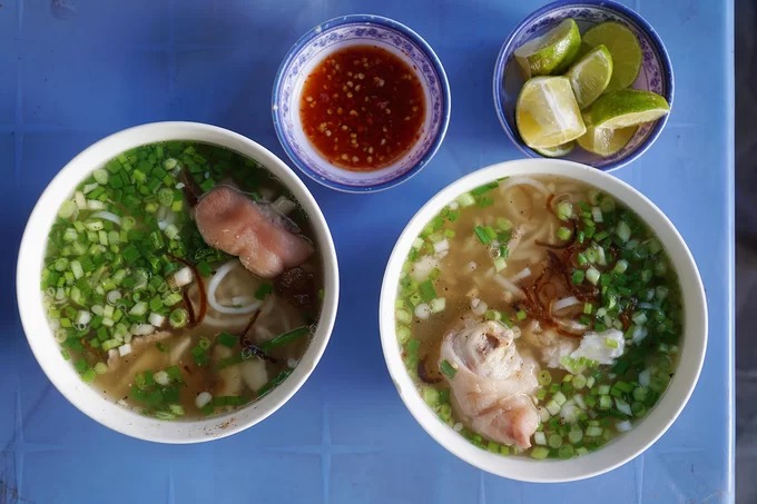 Giá bánh canh lò rèn Tri Tôn chỉ 25.000 đồng
