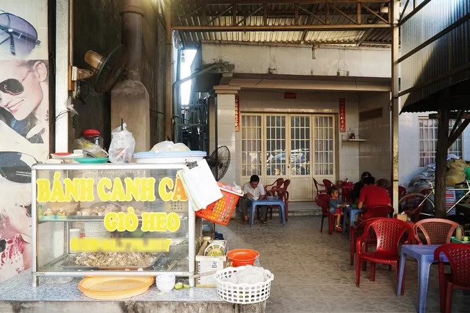 Không gian quán bánh canh lò rèn Tri Tôn