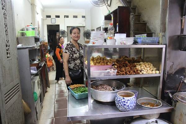 Bà chủ quán bánh đúc 30 năm chia sẻ về nghề truyền thống