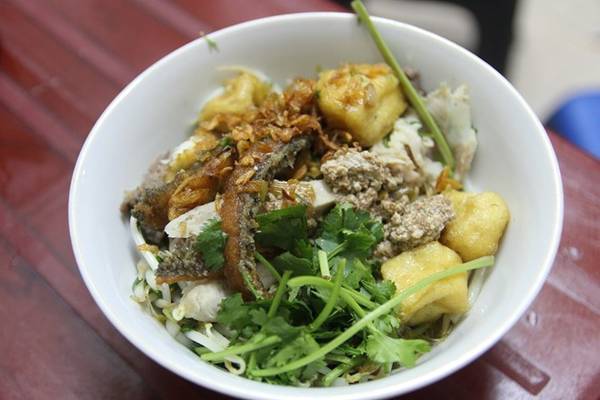 Bún ốc thập cẩm khiến nhiều người mê mệt như một món ăn ăn hoài không chán, với vị thơm ngậy rất đặc trưng của ốc, chuối, đậu hòa với nhau.