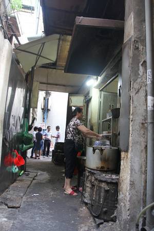 Miến trộn thập cẩm là món ăn mới nhất của quán nhưng lại được thực khách rất yêu thích. Loại miến ngon được bà tìm mua kết hợp với rất nhiều loại nguyên liệu ăn cùng rau thơm và ớt chưng sẽ khiến bạn nhớ mãi.